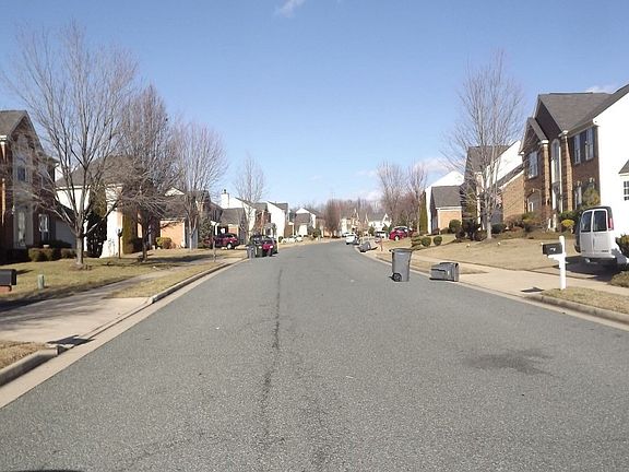 4th image of 17689 Avenel Ln