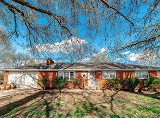 7611 N Troost Ave, Gladstone, MO 64118