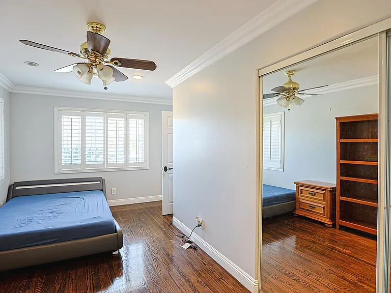313 E 11th St #6267274877 — Photo 10