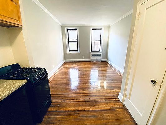 3rd image of 128 Saint Marks Pl APT 1B