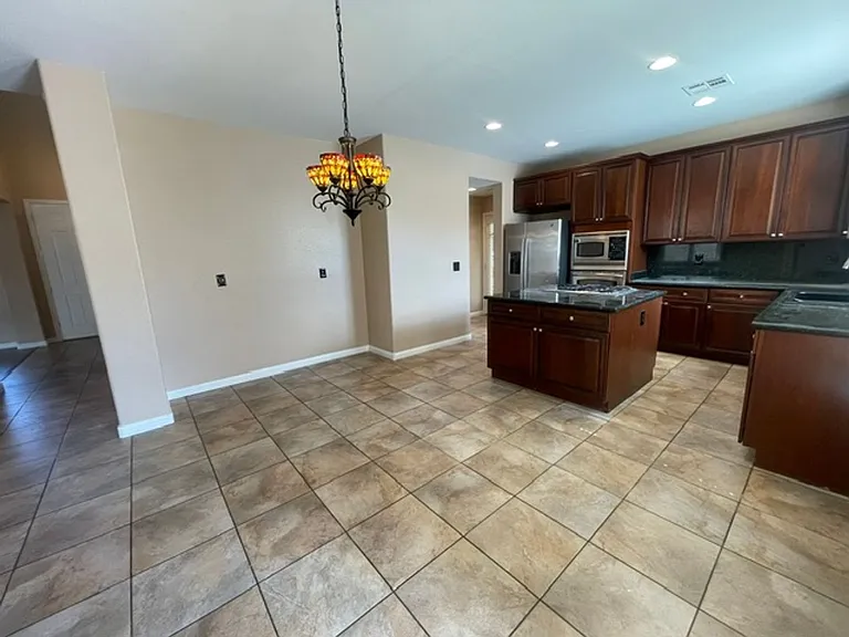 5645 Breckenridge St — Photo 11