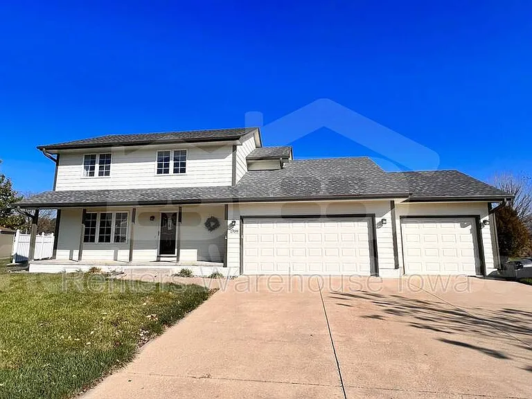 1709 NE Sherman Ct — Photo 1