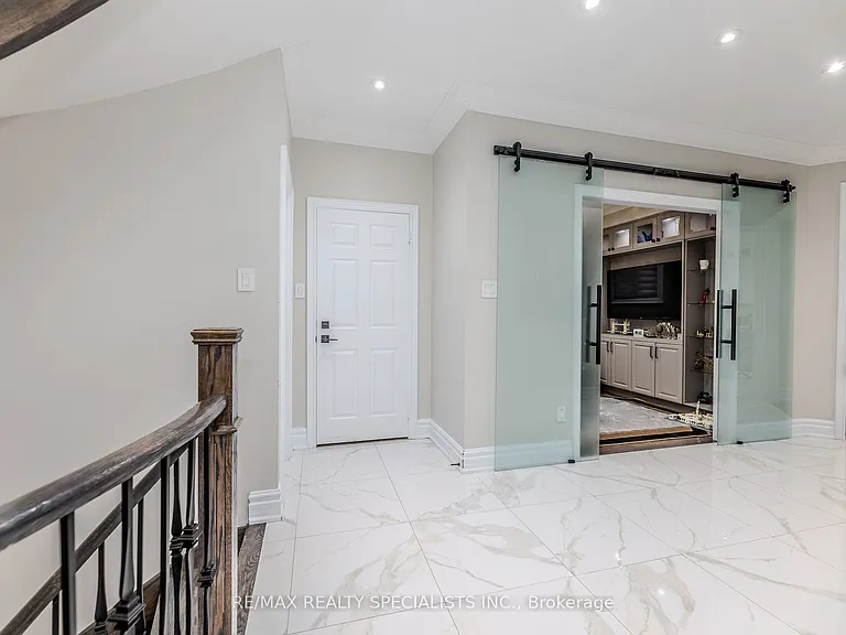 121 Boxwood Cres — Photo 13