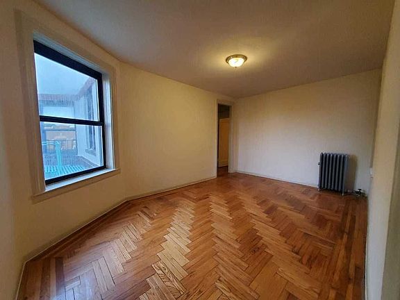 4th image of 975 Sherman Ave #54
