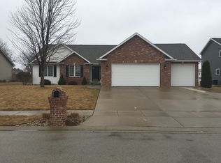 821 Elk Crest Ct, Chatham, IL 62629