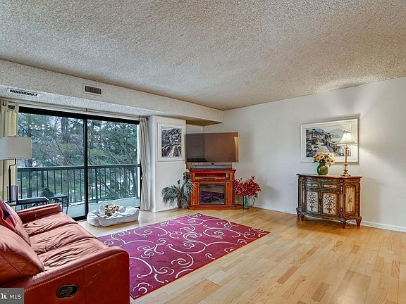 3rd image of 3800 Powell Ln APT 420