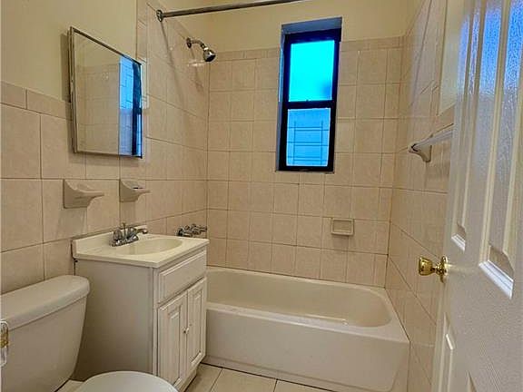 3rd image of 271 Sullivan Pl APT 1B