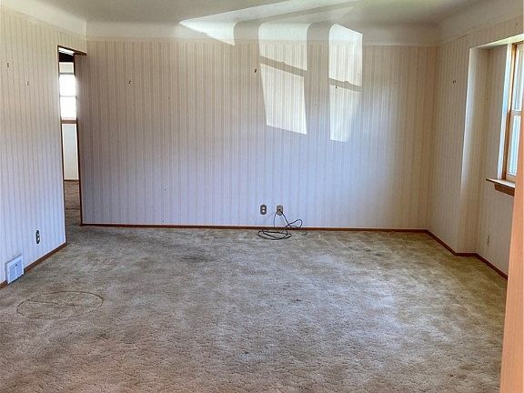 4th image of 814 Charles St