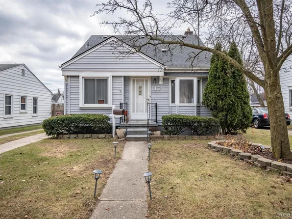 117 Canfield Dr, Mount Clemens, MI 48043