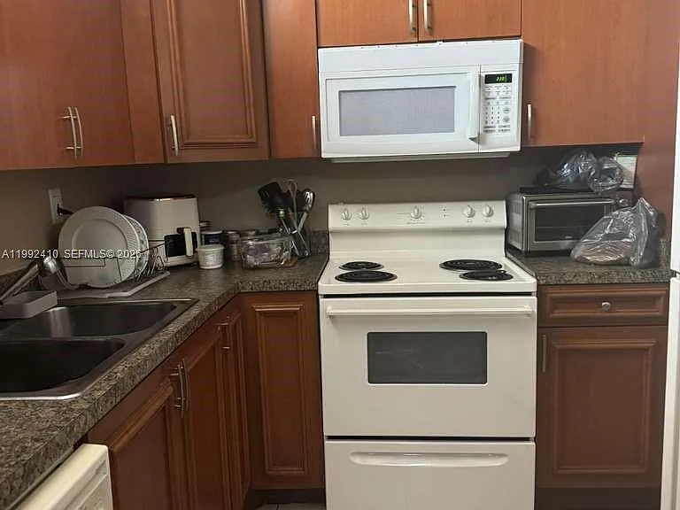 1810 SW 81st Ave #2106 — Photo 4