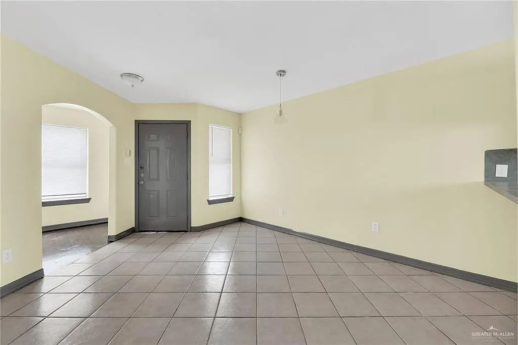 2 bed, 2.5 bath, 10548 sqft, $875 — Photo 3