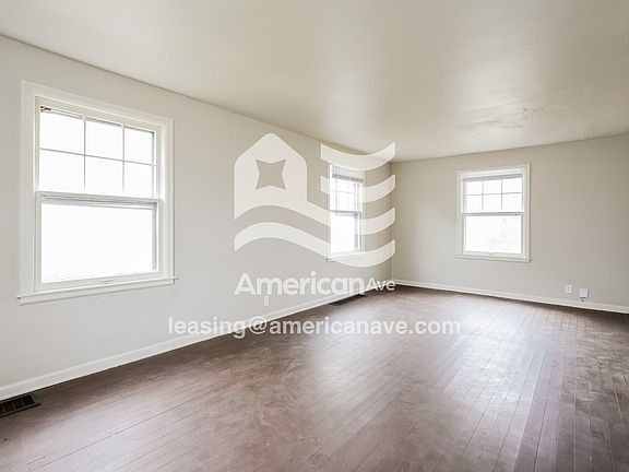 1554239_003_living_room_13648679.jpg