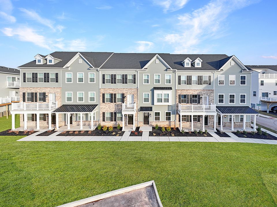 River Pointe Cambridge Luxe Exterior Streetscape