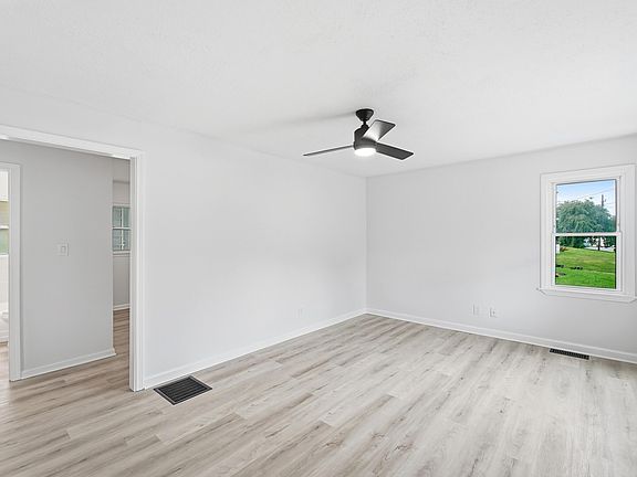 4th image of 102 Valley Dr