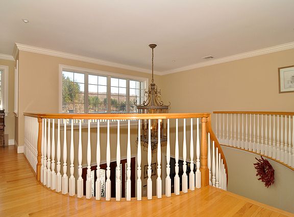 5th image of 160 Fieldpoint Dr