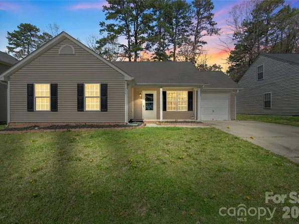 11434 Northwoods Forest Dr, Charlotte, NC 28214