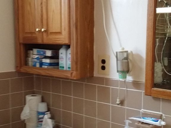First Floor Full Bathroon