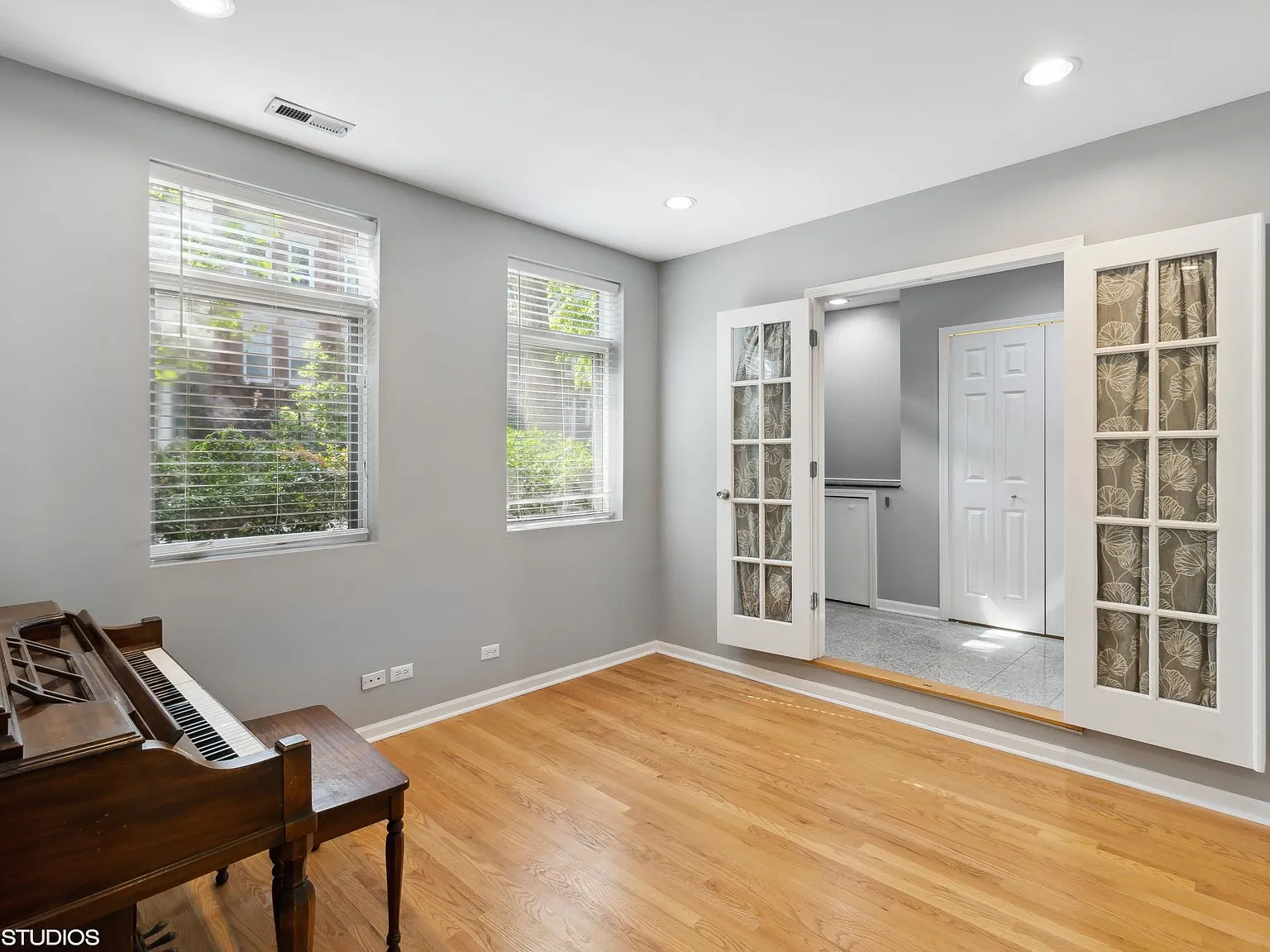 1101 N Wolcott Ave — Photo 3