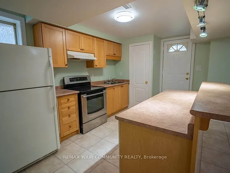 1069 Corrie St — Photo 6