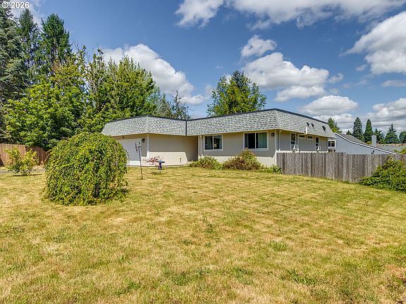 4th image of 7913 SE Clackamas Rd