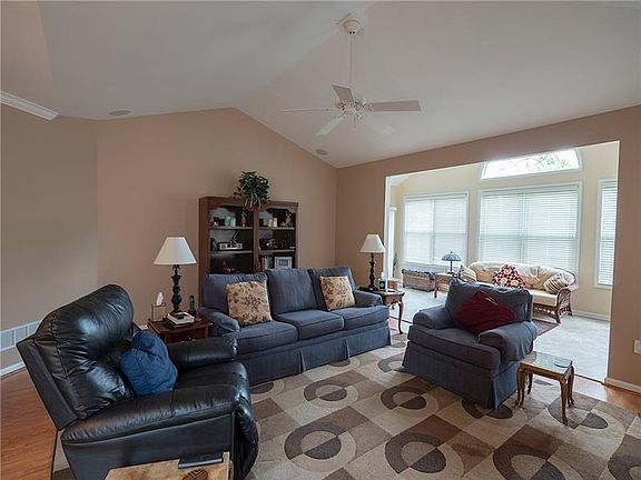 3rd image of 246 Patriot Ln