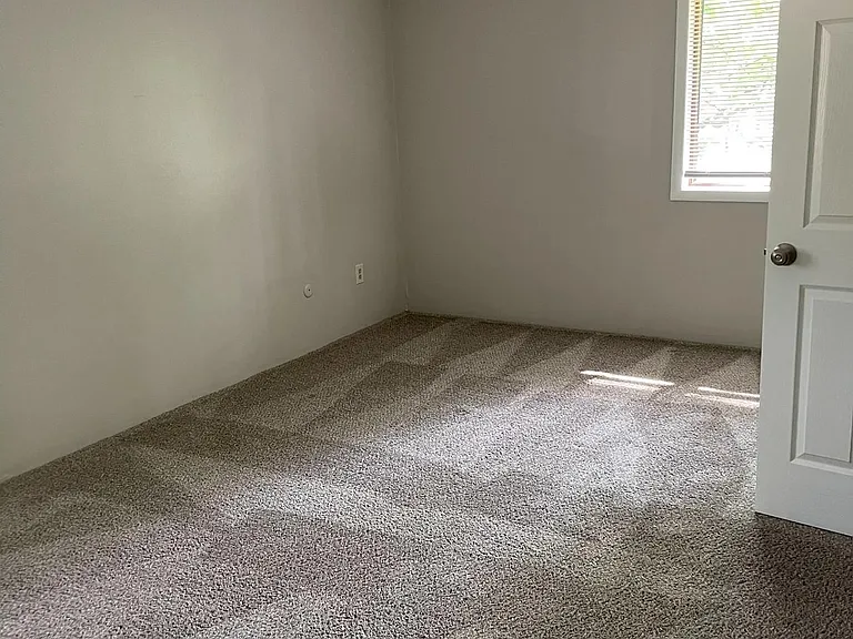 28 Oakhurst Dr #4 — Photo 8