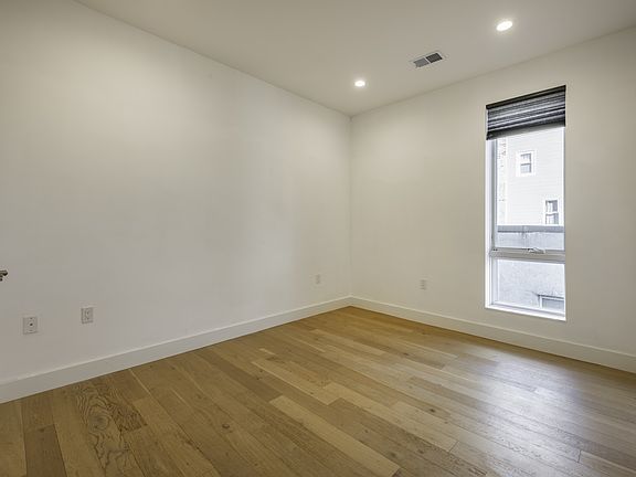 4th image of 946 Saratoga St #1