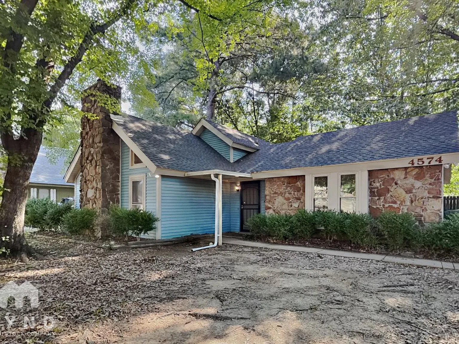 3 bed, 2.0 bath, 1555 sqft, $1,390 — Photo 1