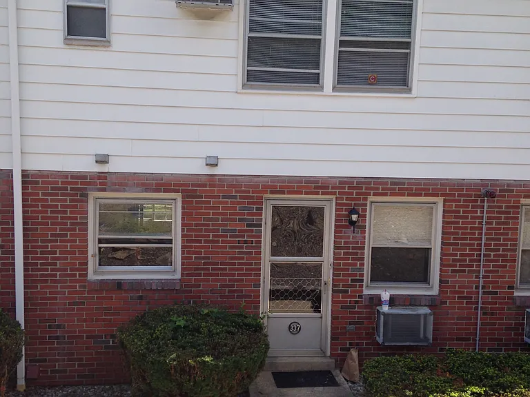 323-349 E Walnut St — Photo 4