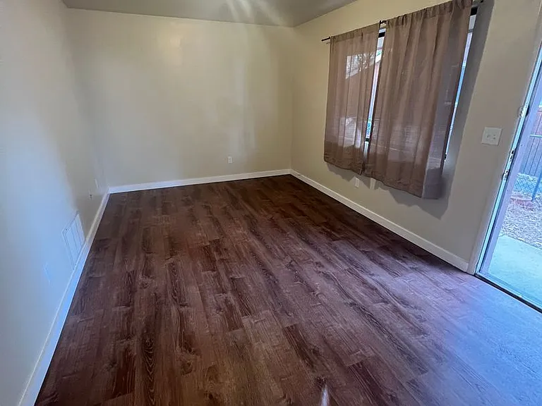 2814 N Center St — Photo 4