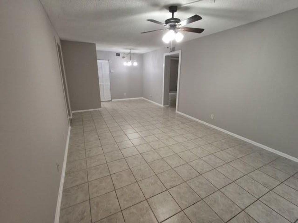 701 Gardens Dr APT 102, photo 3