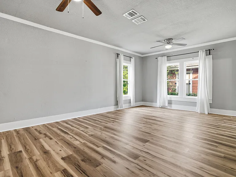 1629 W Woodlawn Ave — Photo 17