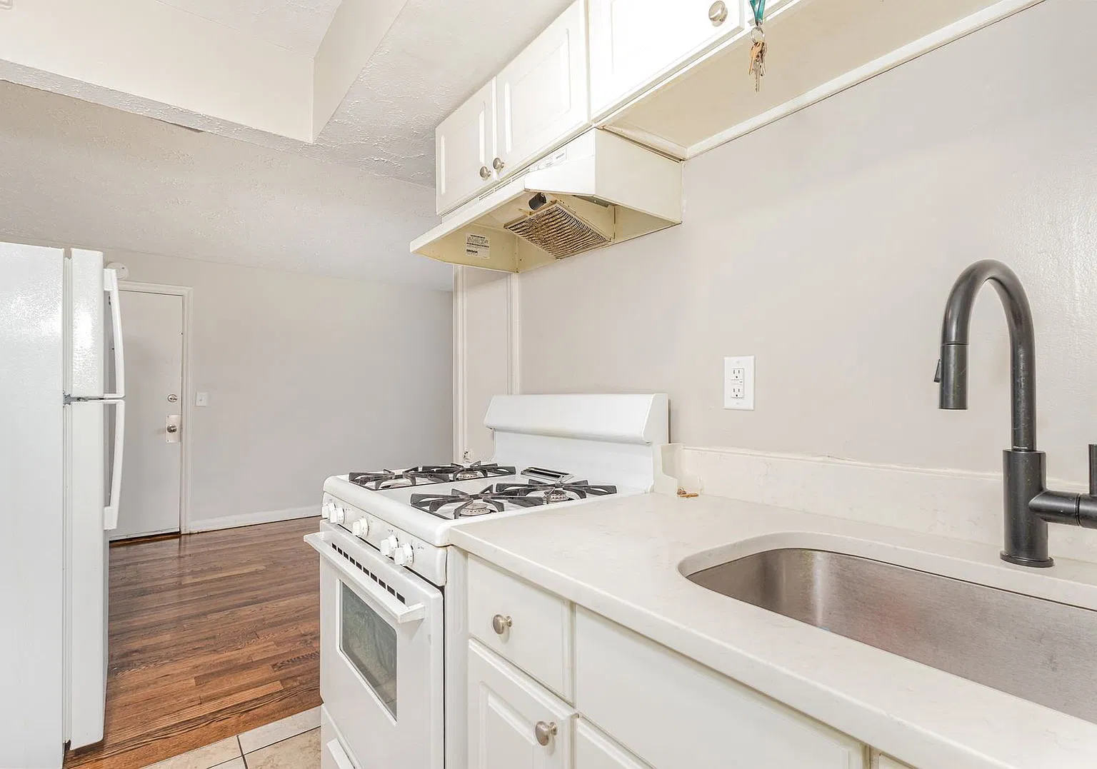 1 bed, 1.0 bath, 700 sqft, $800 — Photo 2