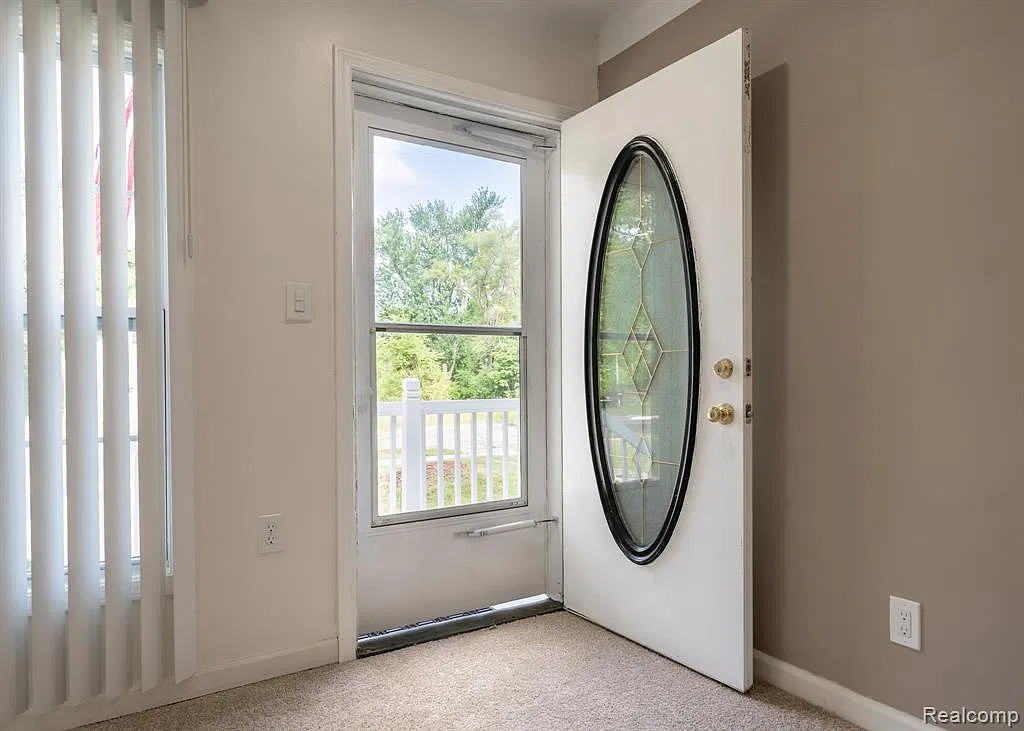 4 bed, 3.0 bath, 2326 sqft, $1,500 — Photo 3