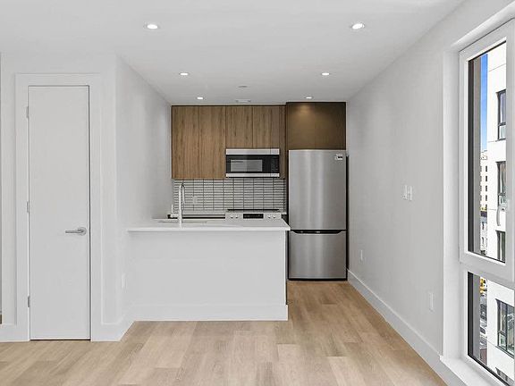 5th image of 2605 Snyder Ave #J