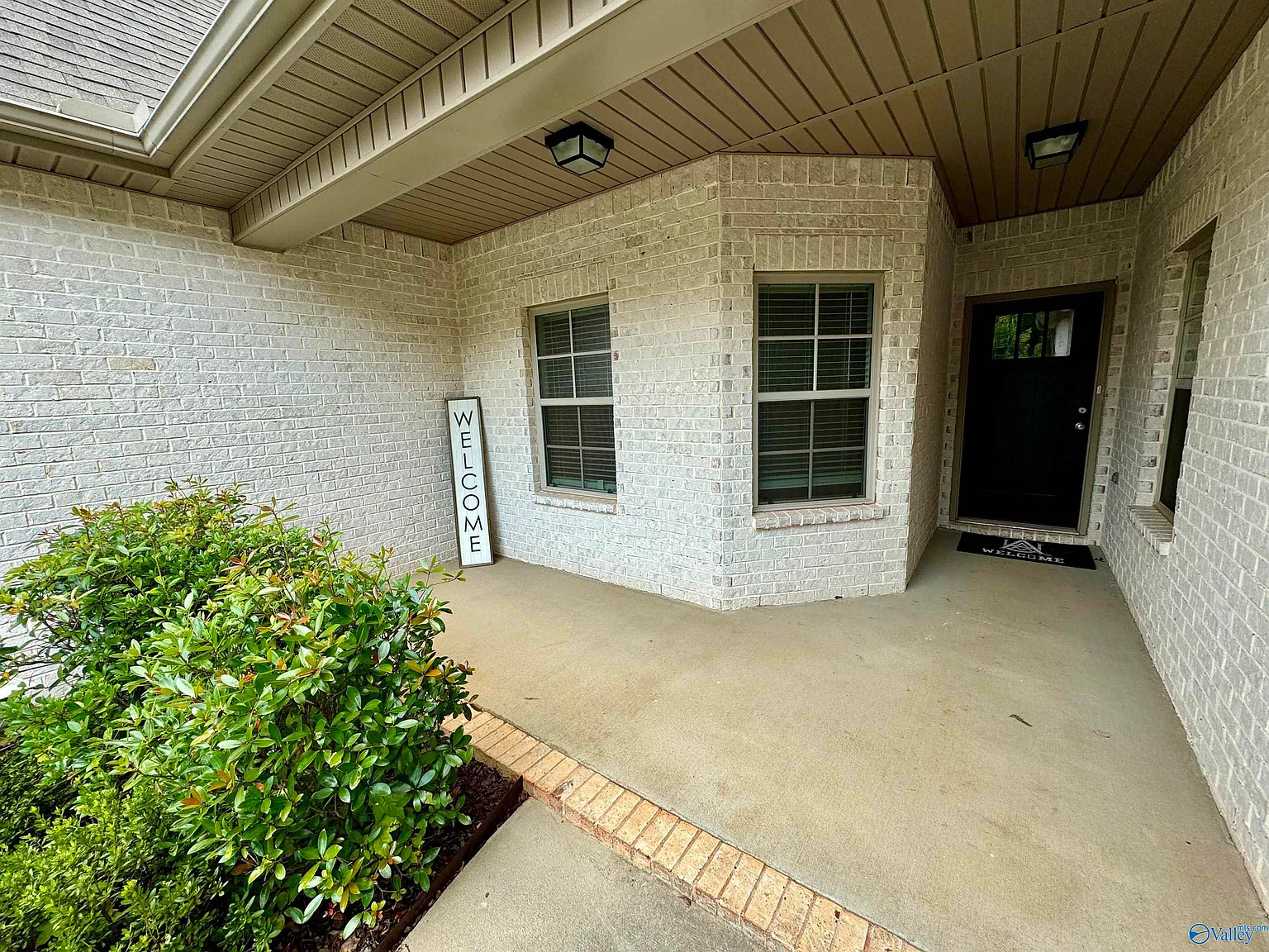 3 bed, 2.0 bath, 1850 sqft, $1,920 — Photo 2