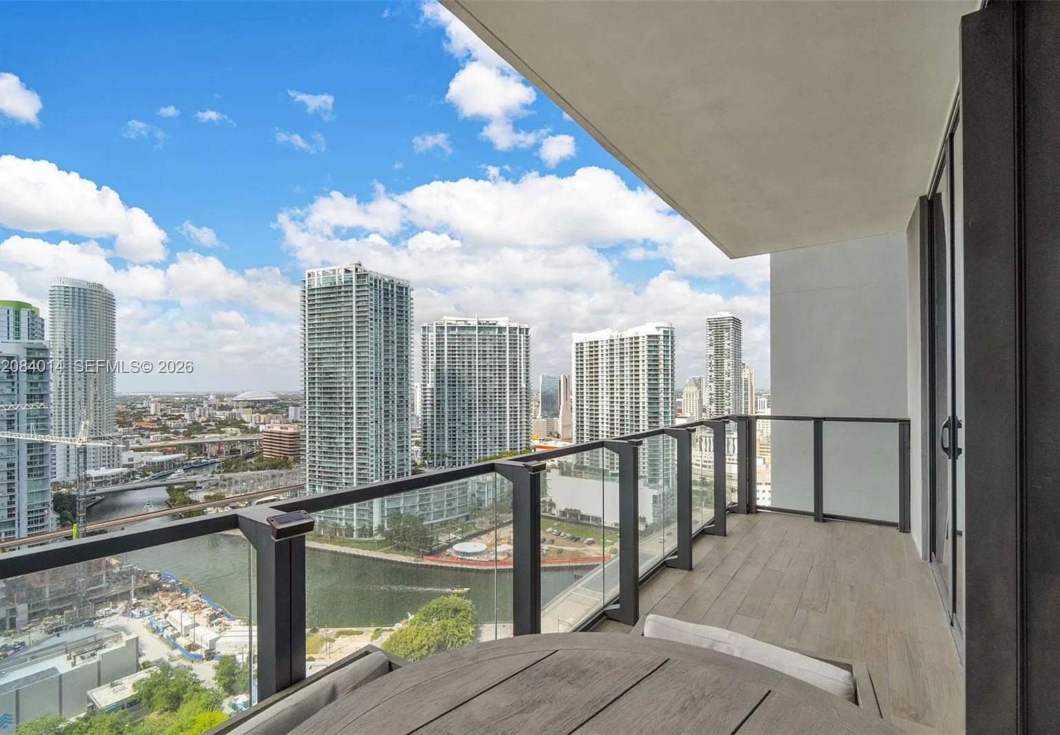 Reach Condo — Photo 1