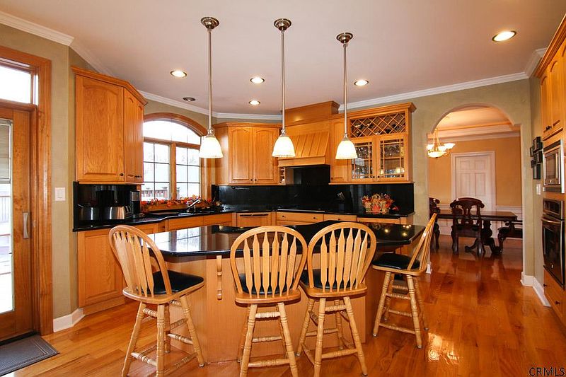 2nd image of 209 SAMUEL Court