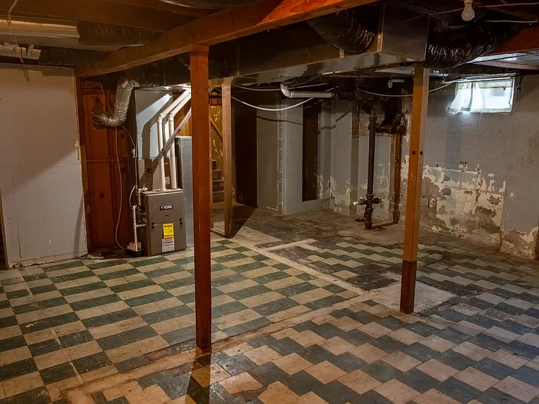 415 N Walnut St — Photo 5