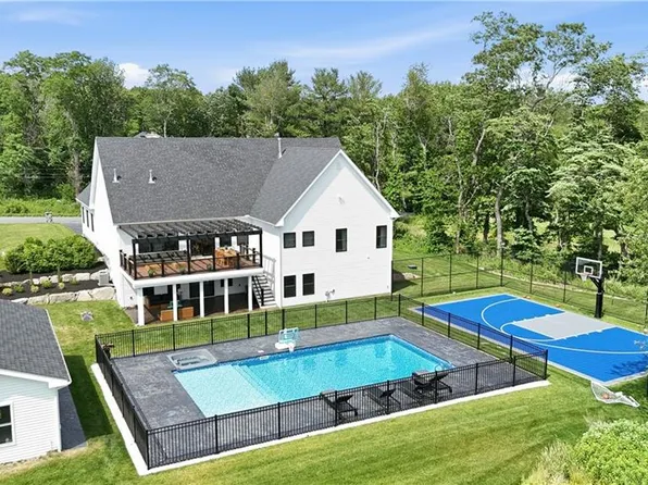 1264 Central Ave, Johnston, RI 02919