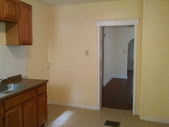 3rd image of 1806 E Thayer St