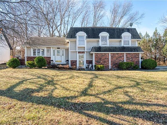 2nd image of 1401 E Oxford Pl