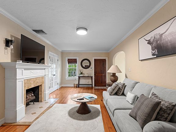 4th image of 217 Lytton Court