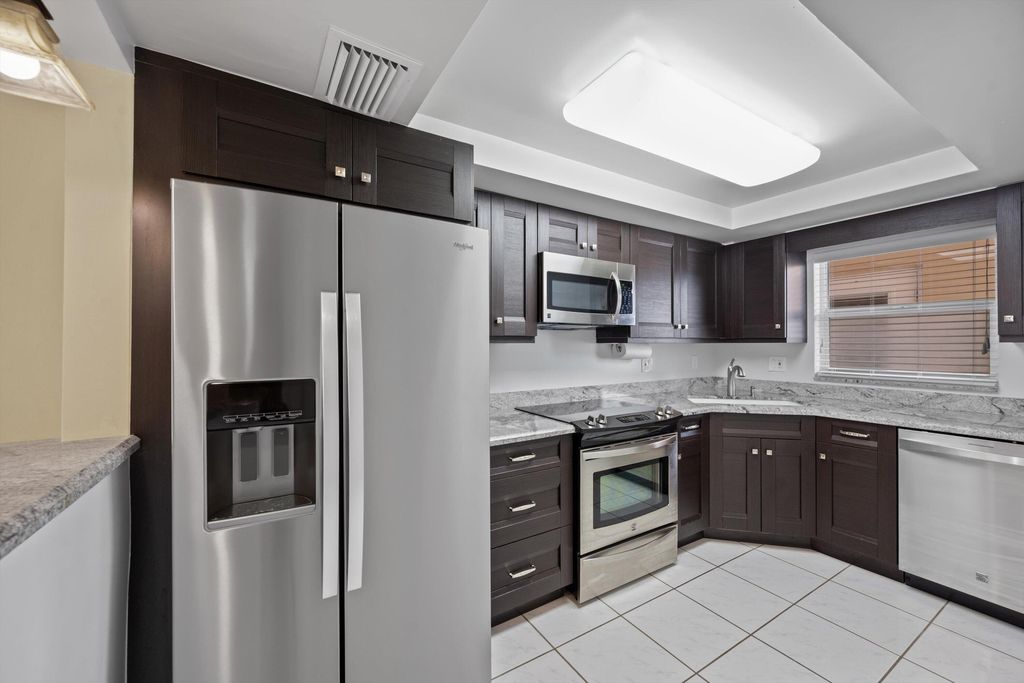 725 N RIVERSIDE Drive #203, photo 2