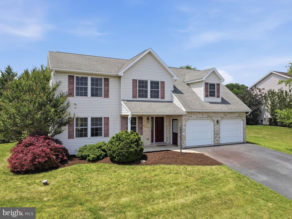 1553 Vaughn Dr, Chambersburg, PA - View 3