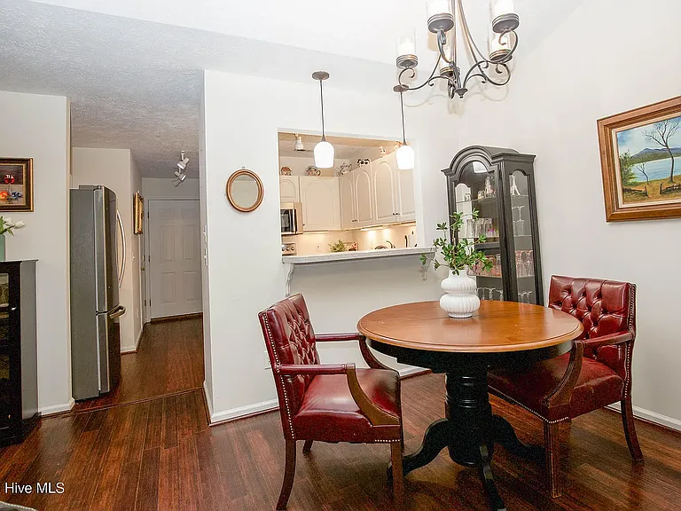 320 Hiscott Ln — Photo 3