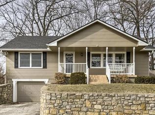 470 NW North Shore Dr, Lake Waukomis, MO 64151