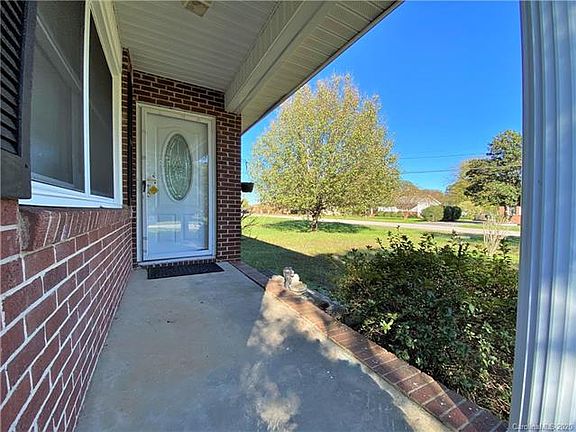 4th image of 1755 Monterey Dr