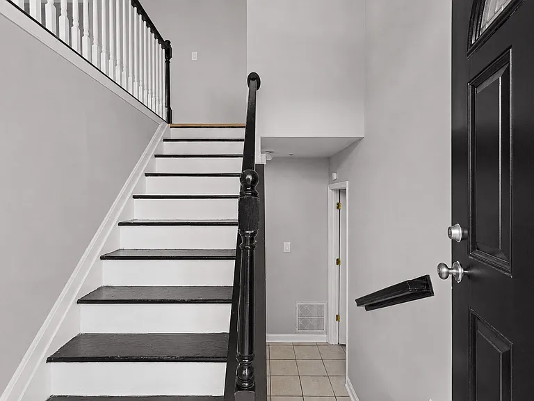 8408 Lenaskin Ln — Photo 2