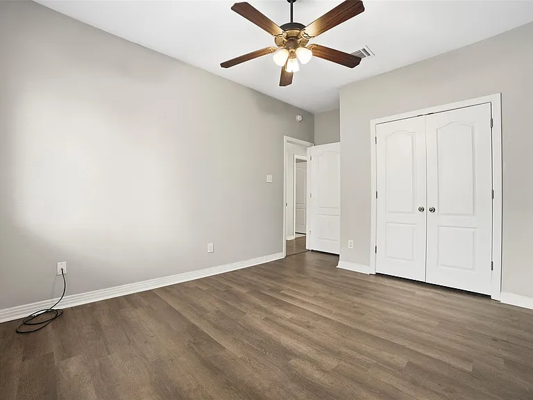 409 E Austin Ave — Photo 24